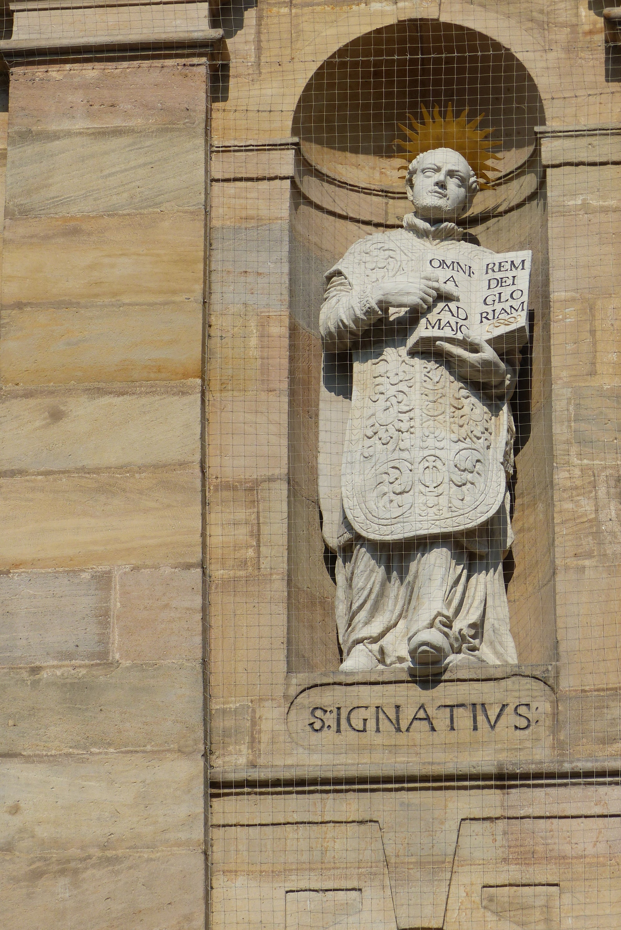 An der Außenfassade befinden sich die Statuen verschiedener Heiliger, u.a. des Heiligen Ignatius von Loyola.
