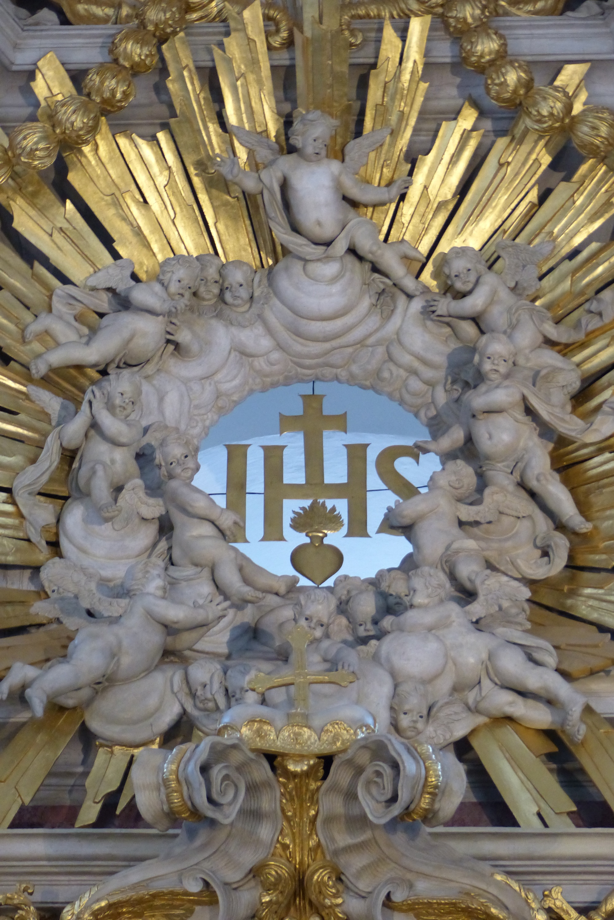 Das Christusmonogramm IHS ist im Hochaltar zu finden.