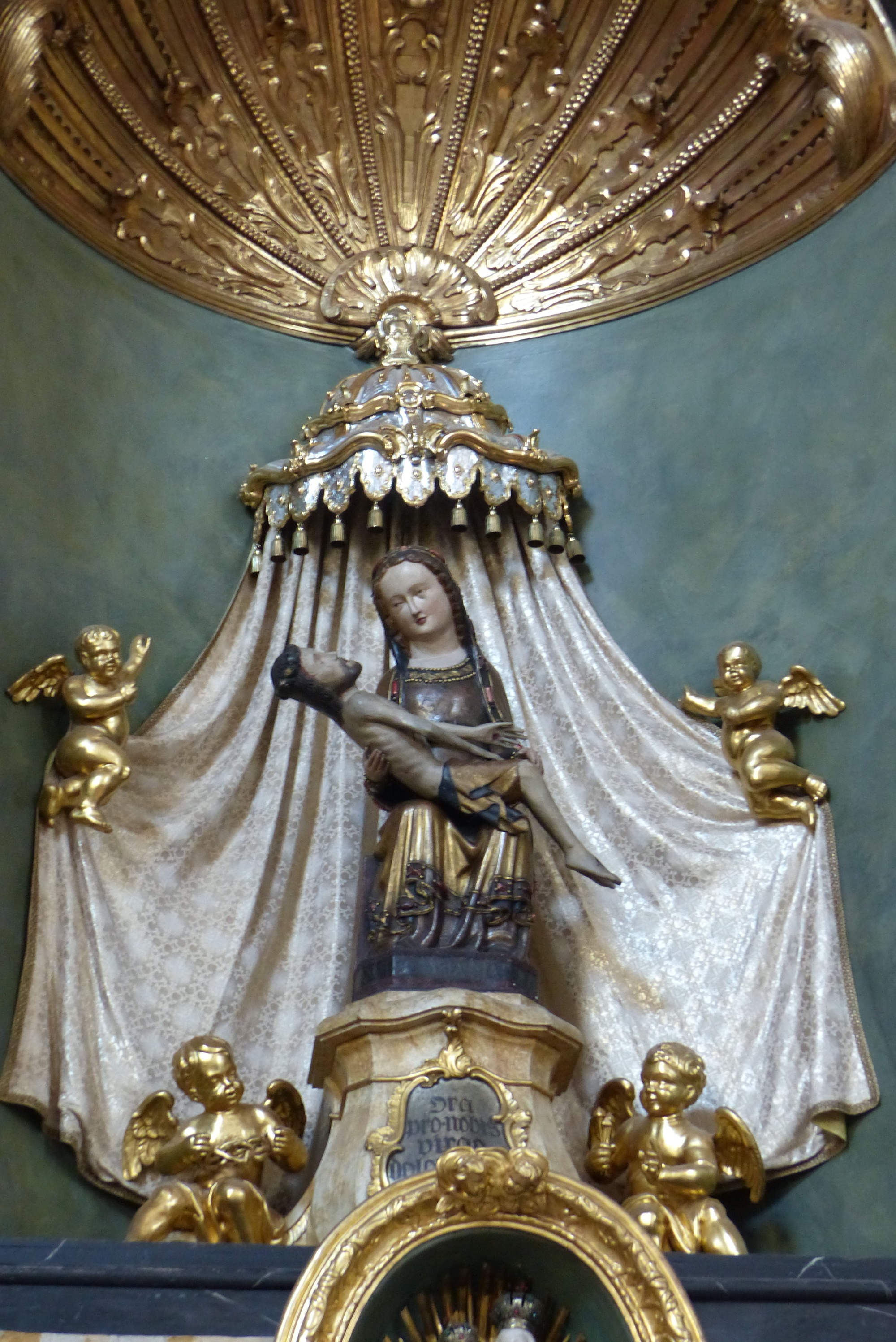 Das so genannte Vesperbild zeigt eine Darstellung der schmerzhaften Muttergottes, auch Pietà, genannt.