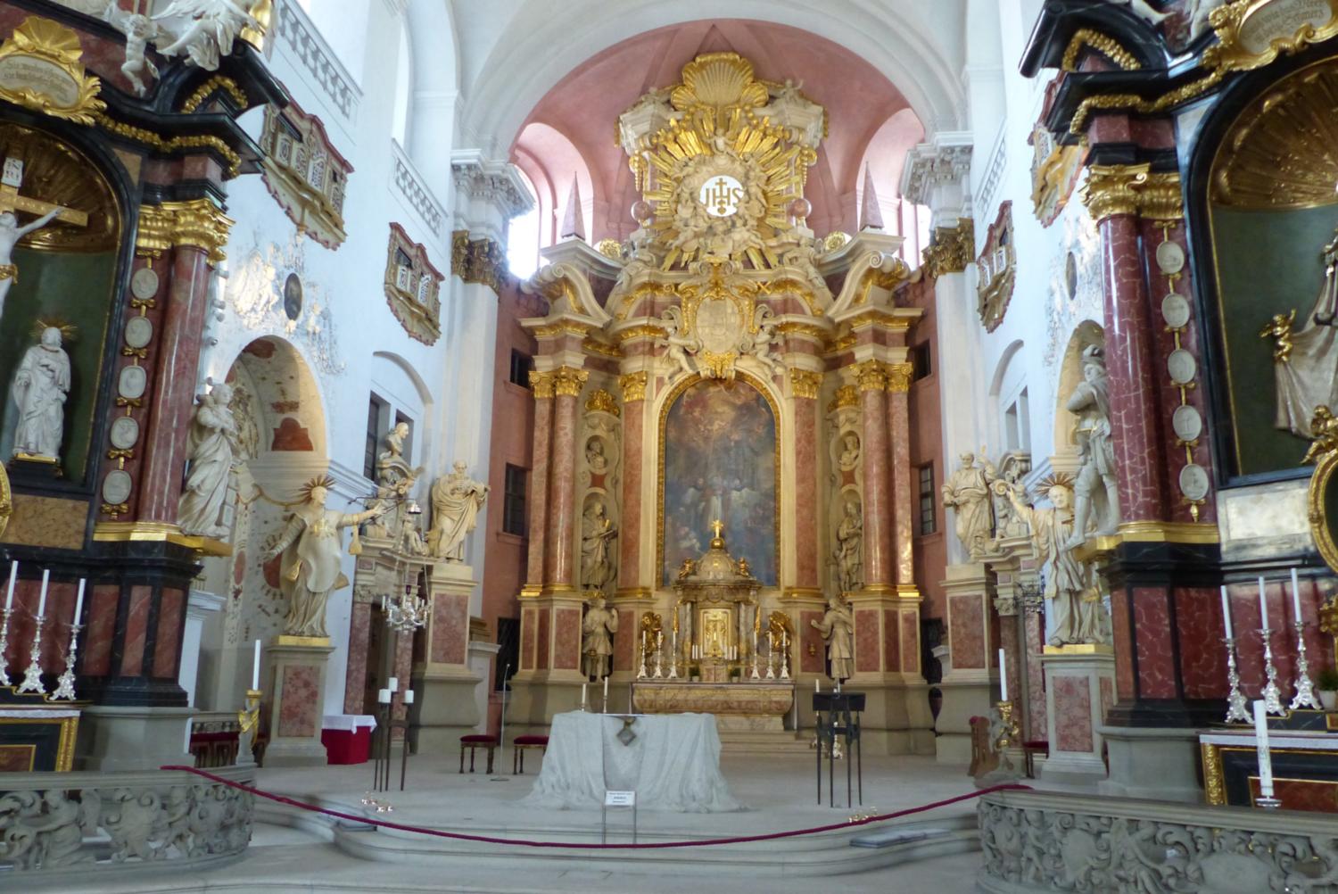 Der Chorraum ist der zentrale Ort für die Feier des Gottesdienstes in der Innenstadtkirche St. Martin.