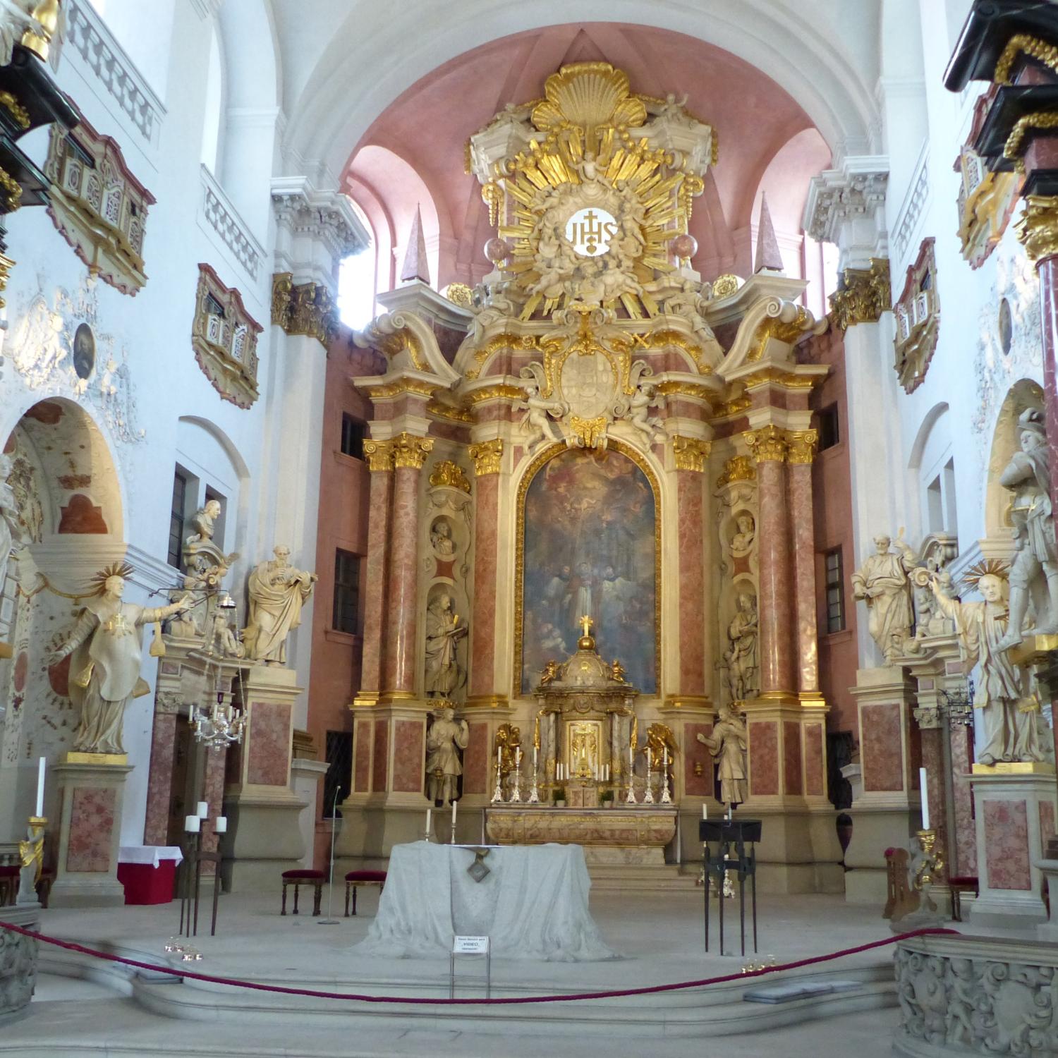 Der Chorraum ist der zentrale Ort für die Feier des Gottesdienstes in der Innenstadtkirche St. Martin.