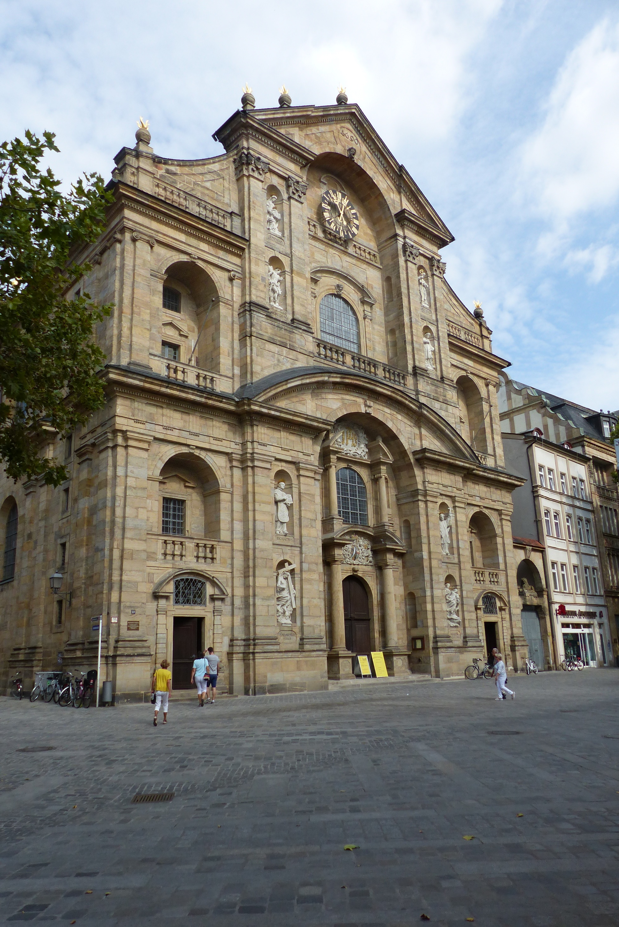 Die Martinskirche befindet sich am Grünen Markt in der Bamberger Fußgängerzone.