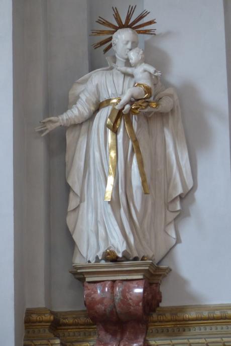 Mehrere Heiligenfiguren, z.B. die Figur des Heiligen Stanislaus Kostka, schmücken den Innenraum.
