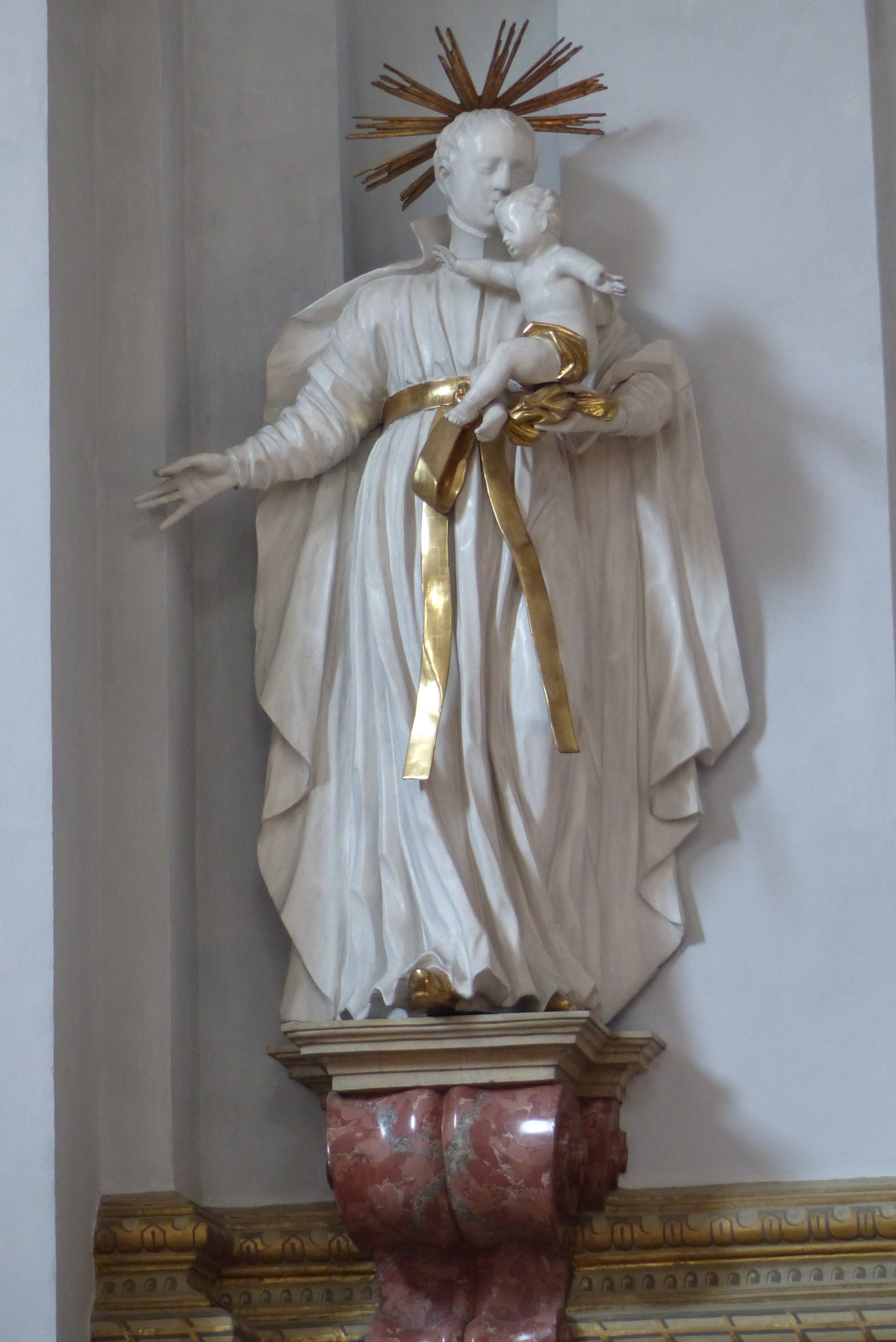 Mehrere Heiligenfiguren, z.B. die Figur des Heiligen Stanislaus Kostka, schmücken den Innenraum.