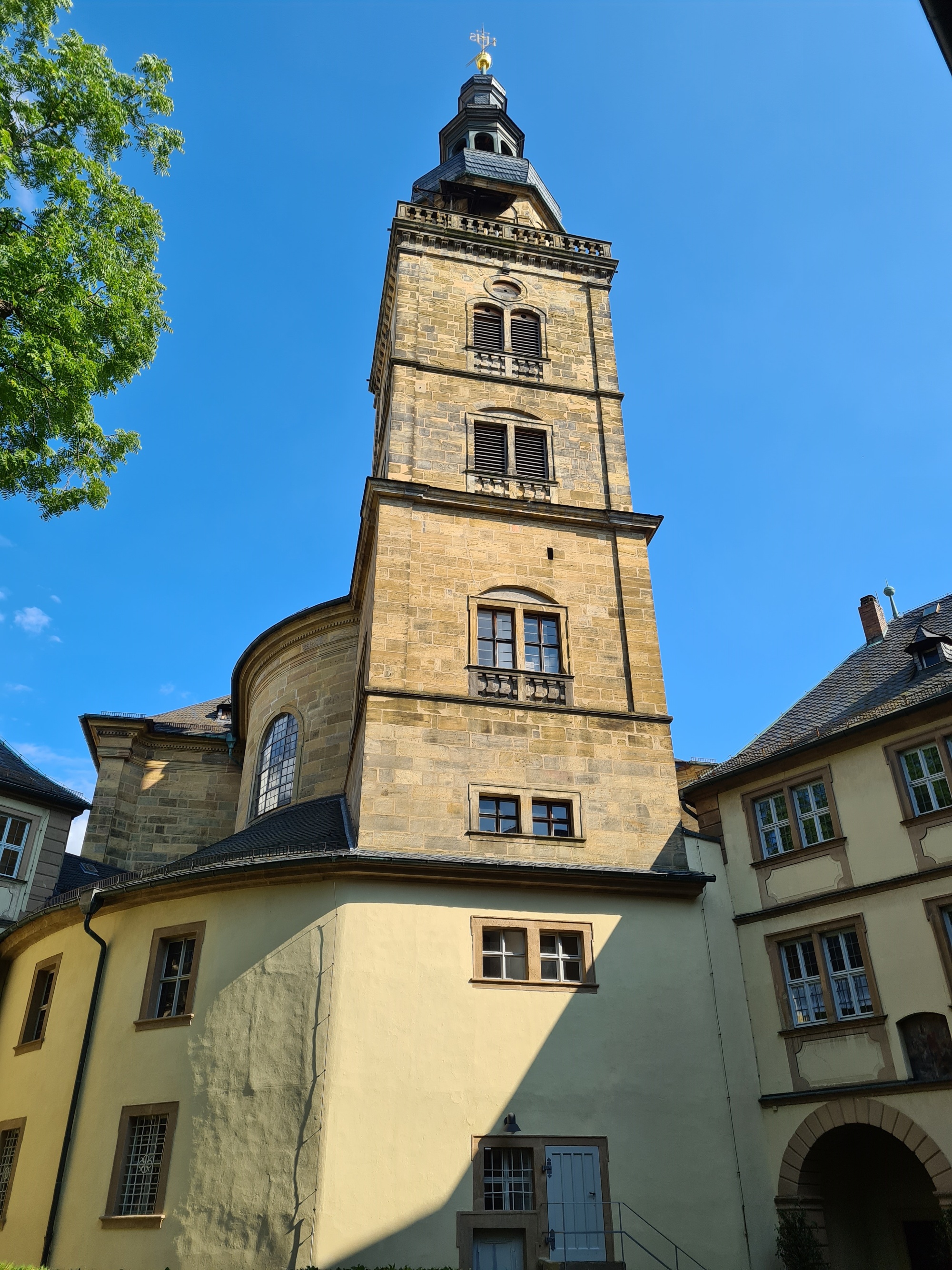 Turm der Pfarrkirche St. Martin in der Innenstadt, fotografiert aus dem Innenhof der Universität.